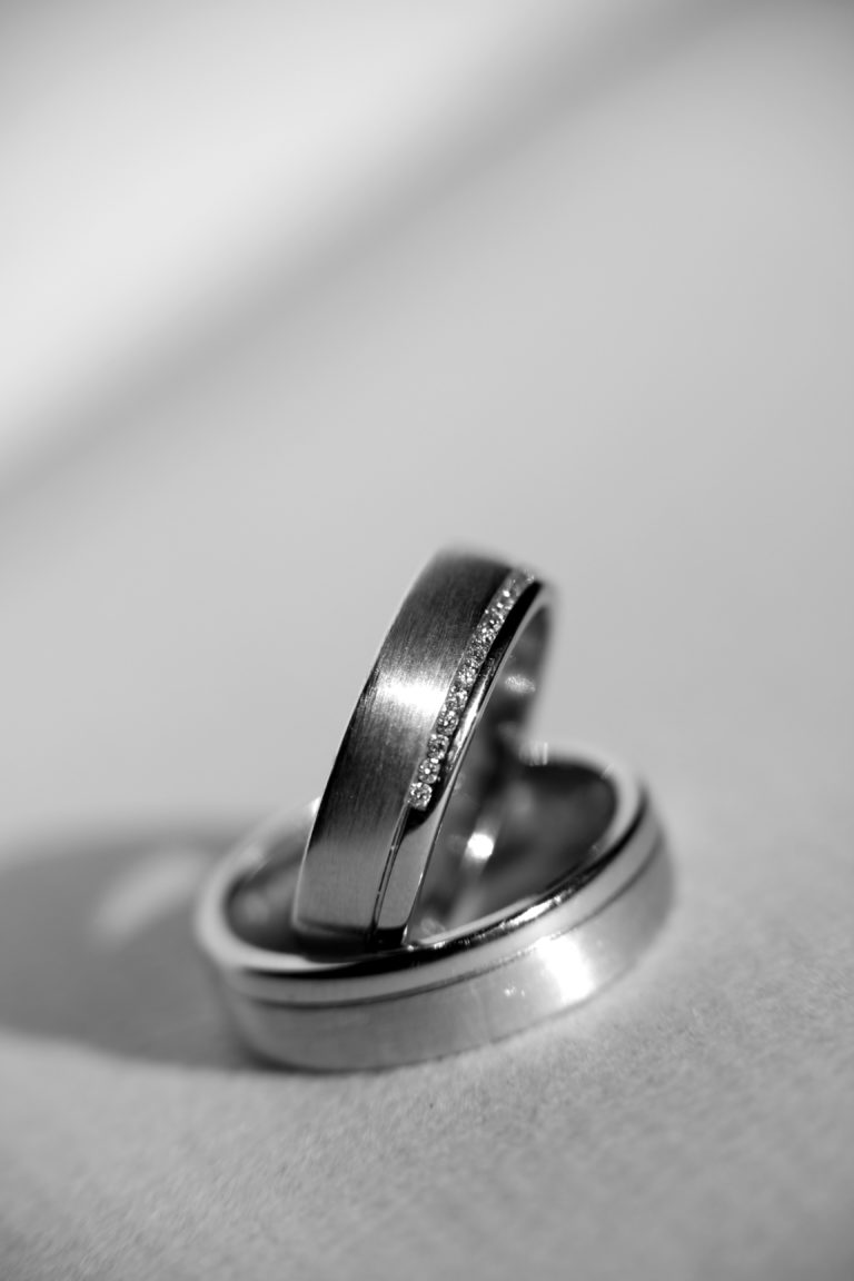 Eheringe-Nahaufnahme-schwarz-weiß